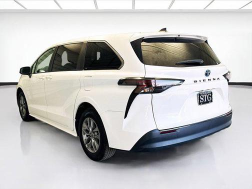 2023 Toyota Sienna LE