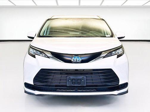 2023 Toyota Sienna LE