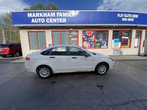 white 2010 Ford Focus SE