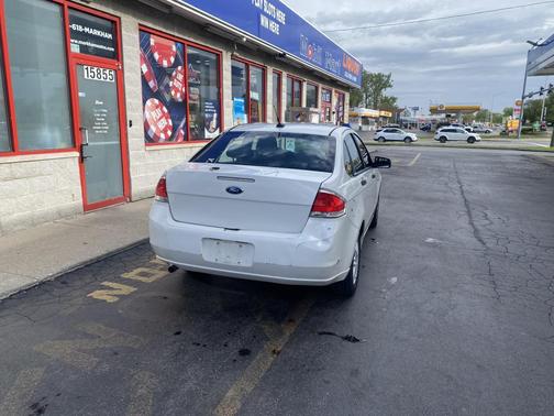 white 2010 Ford Focus SE