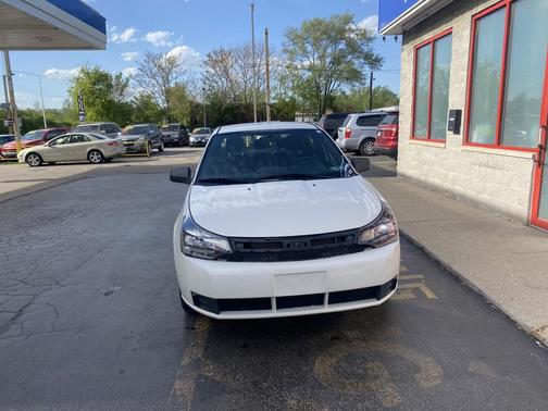 white 2010 Ford Focus SE