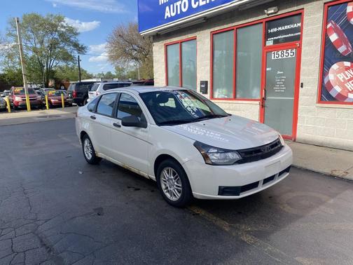 white 2010 Ford Focus SE