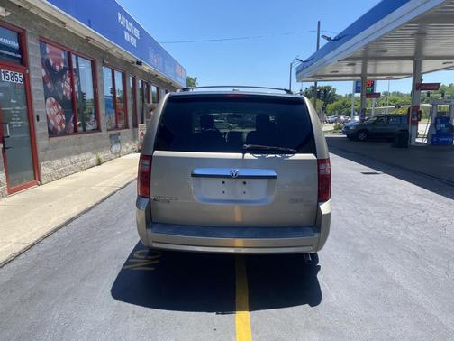 Gold 2009 Dodge Grand Caravan SXT