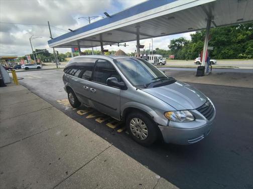 2005 Chrysler Town & Country Base