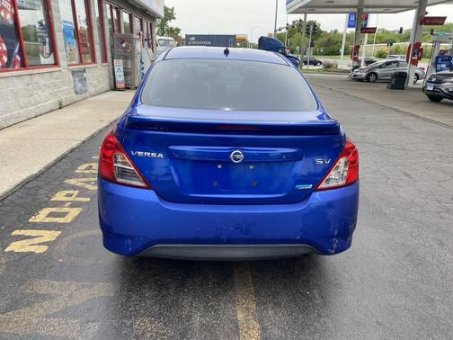 Blue 2015 Nissan Versa 1.6 SV