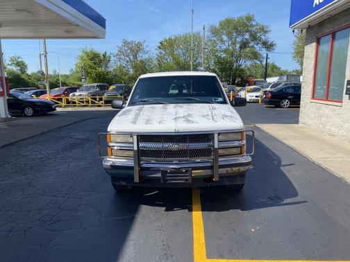 white 1997 Chevrolet Tahoe Base