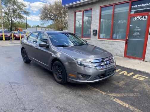 Gray 2010 Ford Fusion SE