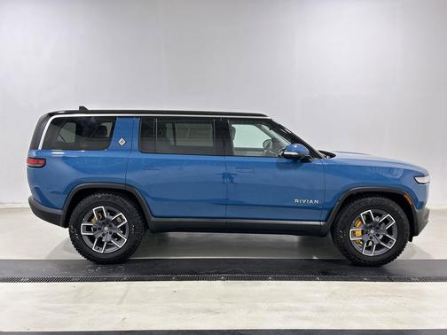 2024 Rivian R1S Adventure Package