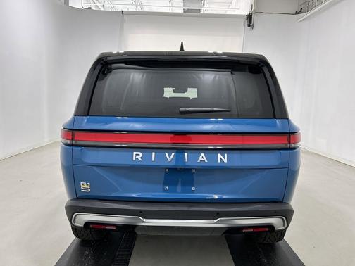 2024 Rivian R1S Adventure Package
