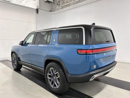 2024 Rivian R1S Adventure Package