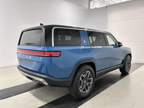 2024 Rivian R1S Adventure Package