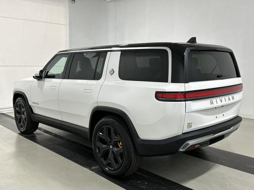 2023 Rivian R1S Adventure
