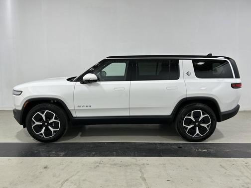 2024 Rivian R1S Adventure Package