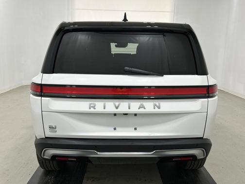 2024 Rivian R1S Adventure Package