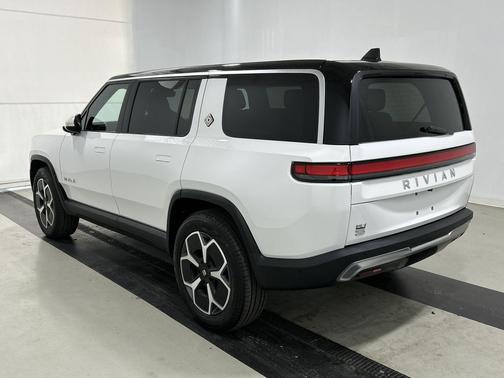 2024 Rivian R1S Adventure Package