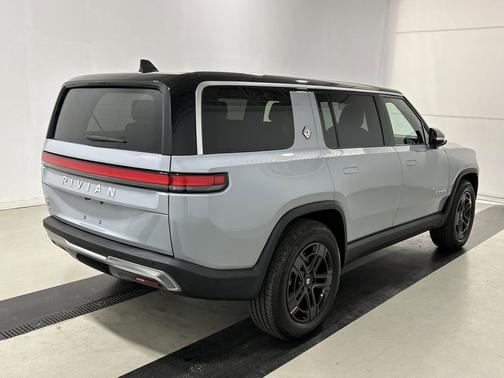 2024 Rivian R1S Adventure Package