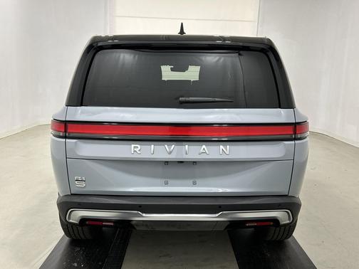 2024 Rivian R1S Adventure Package