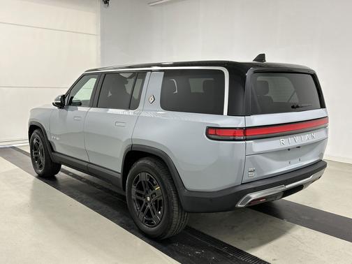 2024 Rivian R1S Adventure Package