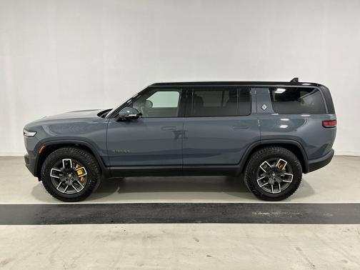 Storm Blue paint 2025 Rivian R1S Ascend Tri Motor Max Pack