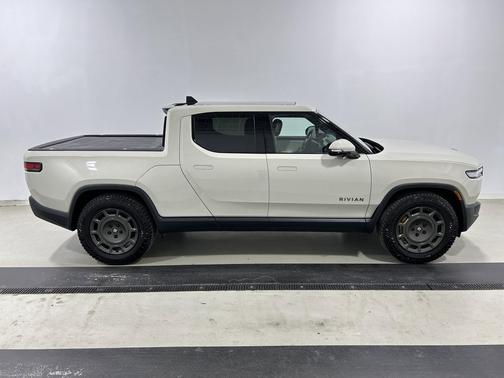 California Dune paint 2025 Rivian R1T Ascend trim