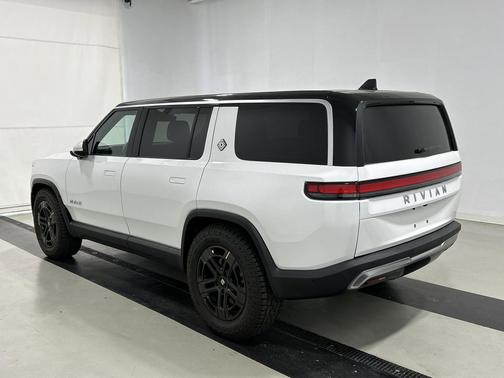 2024 Rivian R1S Adventure Package