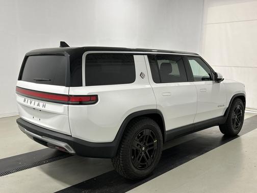 2024 Rivian R1S Adventure Package