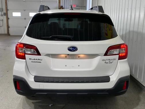 Crystal White Pearl 2018 Subaru Outback 2.5i Premium