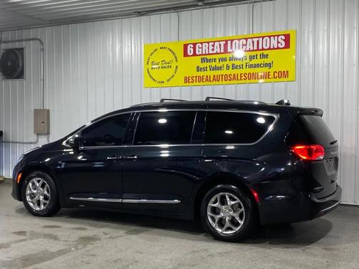 Brilliant Black Crystal Pearlcoat 2018 Chrysler Pacifica Limited
