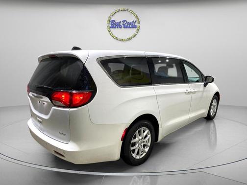 2022 Chrysler Voyager LX