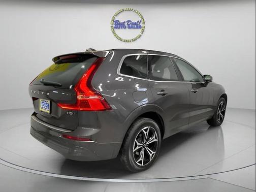 2022 Volvo XC60 T8 Momentum