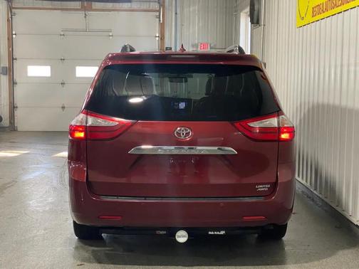 Salsa Red Pearl 2017 Toyota Sienna Limited