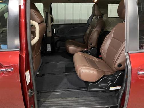 Salsa Red Pearl 2017 Toyota Sienna Limited