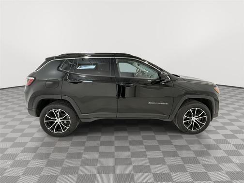Diamond Black Crystal Pearlcoat 2019 Jeep Compass Latitude