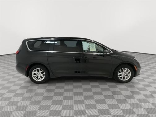Brilliant Black Crystal Pearlcoat 2023 Chrysler Pacifica Touring L