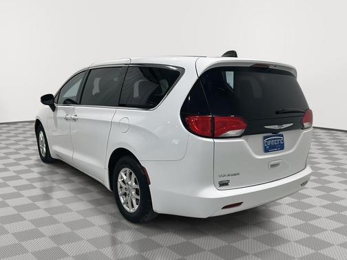 2022 Chrysler Voyager LX