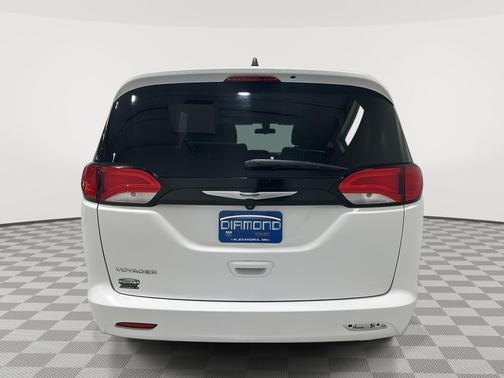 2022 Chrysler Voyager LX