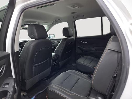 Iridescent Pearl Tricoat 2020 Chevrolet Traverse LT Leather