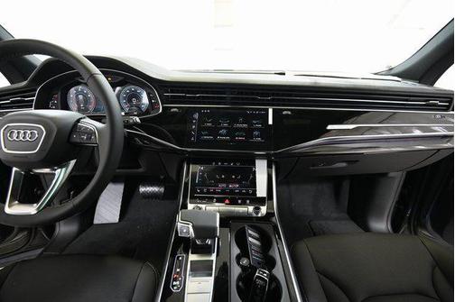 Daytona Gray Pearl Effect 2026 Audi Q8 55 Premium