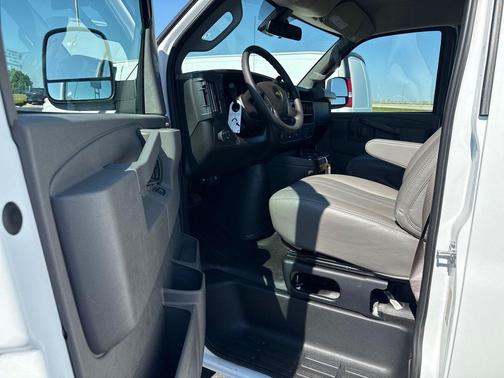 Summit White 2025 Chevrolet Express 2500 LT