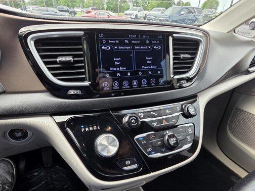 Brilliant Black Crystal Pearlcoat 2017 Chrysler Pacifica Touring-L