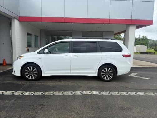 2018 Toyota Sienna LE