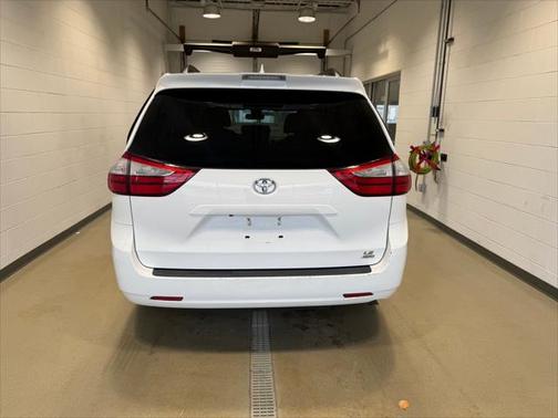 2018 Toyota Sienna LE