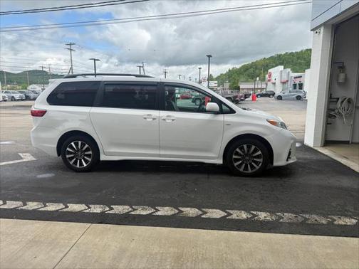 2018 Toyota Sienna LE
