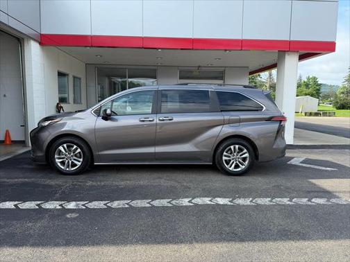 2022 Toyota Sienna XLE 7 Passenger