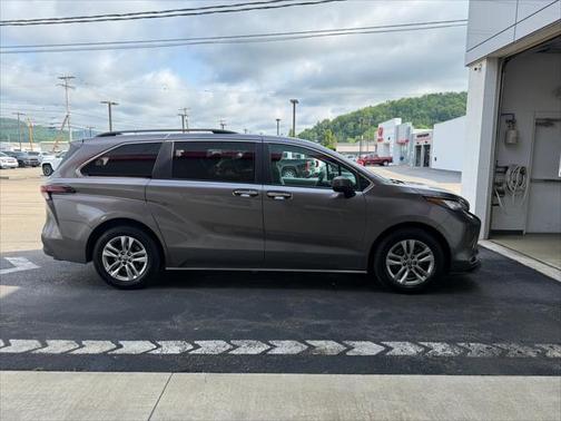 2022 Toyota Sienna XLE 7 Passenger