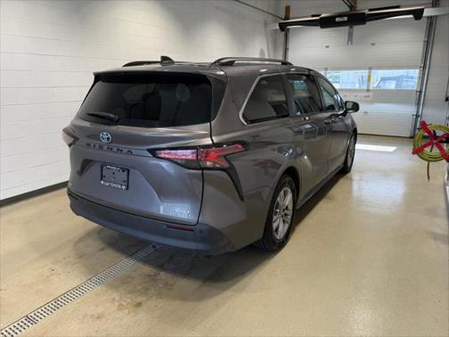 2022 Toyota Sienna XLE 7 Passenger