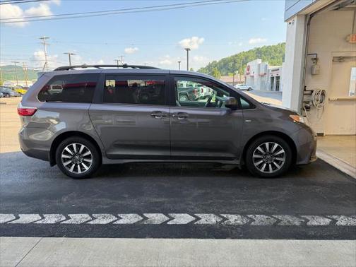 2020 Toyota Sienna LE