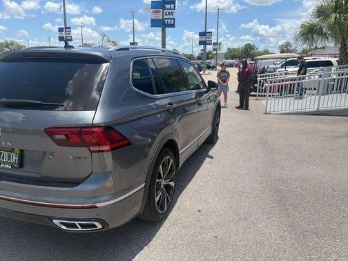 Platinum Gray Metallic 2022 Volkswagen Tiguan 2.0T SEL R-Line