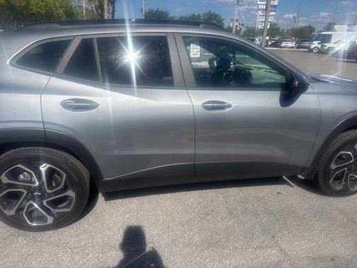Sterling Gray Metallic 2025 Chevrolet Trax 2RS