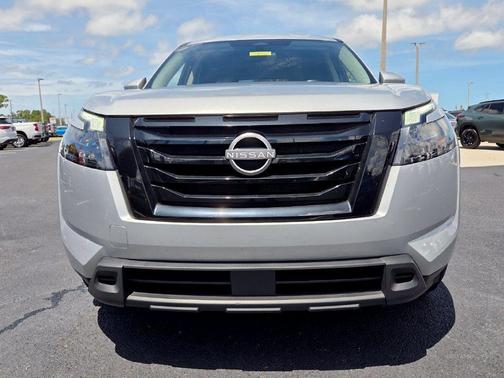 Brilliant Silver Metallic 2024 Nissan Pathfinder SV